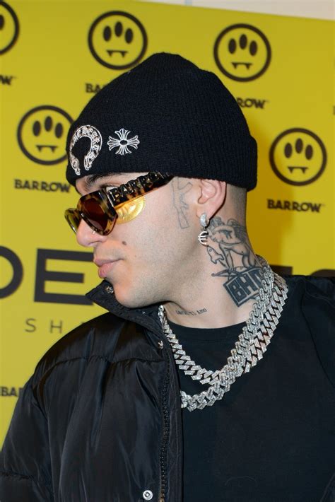 Sfera Ebbasta con gli occhiali da sole di Barrow (De .